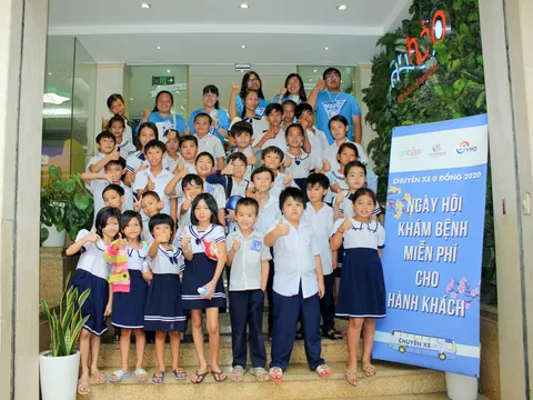 Khám sức khoẻ miễn phí cho các em lớp học tình thương Đình Phú Định