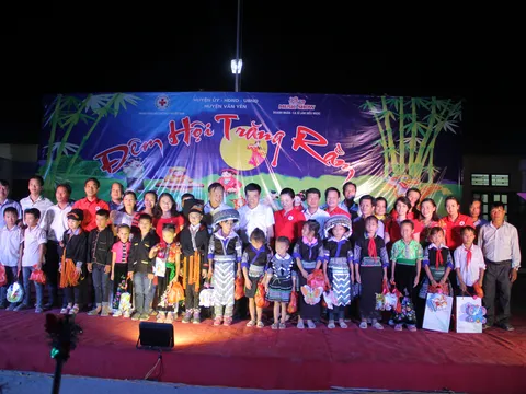 Đêm hội trăng rằm cho trẻ em vùng lũ