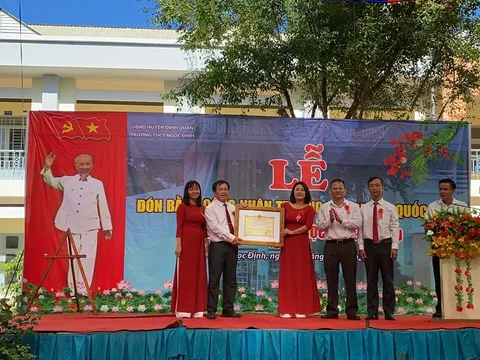 TCĐT Nhân đạo và Đời sống cùng mạnh thường quân hỗ trợ tu sửa nhà cho học sinh nghèo vượt khó