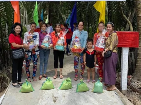 Hội Chữ thập đỏ phường Linh Trung, quận Thủ Đức bàn giao cầu nông thôn và nhà tình thương tại Bến Tre