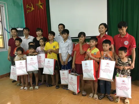 T.Ư Hội CTĐ Việt Nam tặng quà cho các em thiếu nhi nhân dịp Tết trung thu