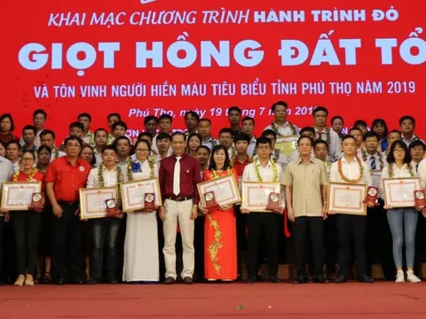 Sôi nổi ngày hội hiến máu Hành trình Đỏ ‘Giọt hồng Đất Tổ’
