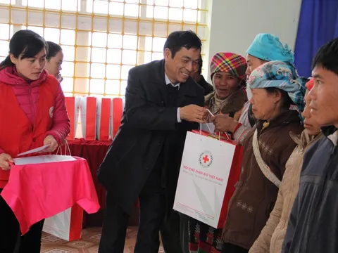 Tặng 150 suất quà Tết cho bà con nghèo tỉnh Lào Cai