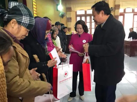 Hội Chữ thập đỏ Việt Nam tặng quà Tết tại Hải Dương