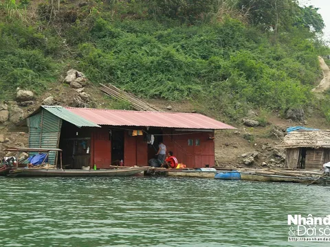 Éo le cuộc sống của hai mẹ con bệnh tật lênh đênh sông nước