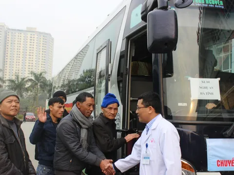 “Chuyến xe yêu thương” đưa bệnh nhân ung thư về quê đón Tết