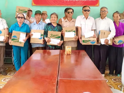 Hội người mù huyện Quảng Xương tặng quà nhân ngày thương binh liệt sỹ