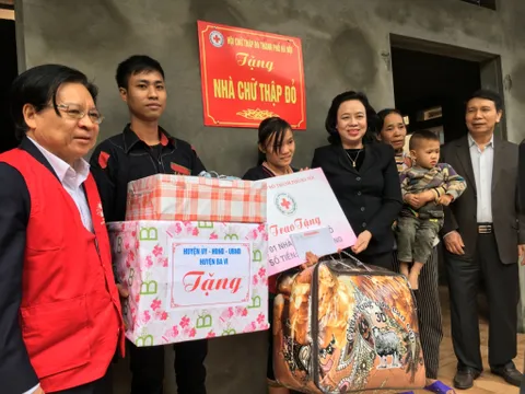 Tặng quà Tết cho người nghèo tại xã Ba Vì