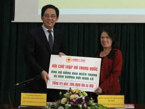 Hội Chữ thập đỏ Trung Quốc ủng hộ nhân dân miền Trung Việt Nam bị ảnh hưởng lũ lụt
