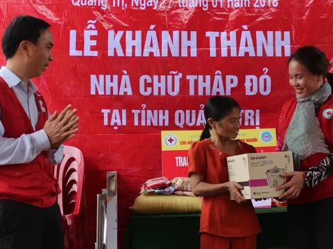 Bàn giao 11 nhà Chữ thập đỏ và trao 200 suất quà Tết cho người nghèo