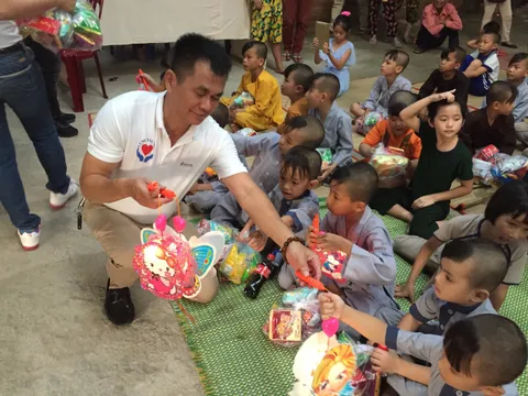 Vui hội trăng rằm cùng trẻ em mồ côi
