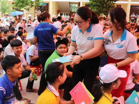 Cùng em tới trường