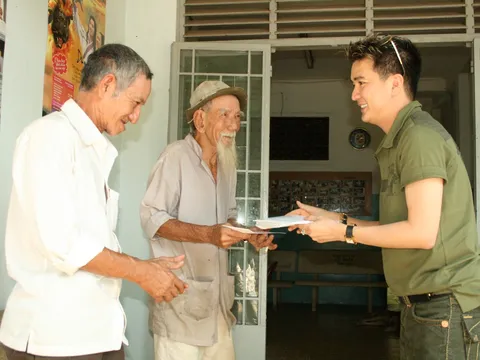 Ca sĩ Đàm Vĩnh Hưng và Baonhandao.vn hỗ trợ đồng bào vùng lũ đón Tết