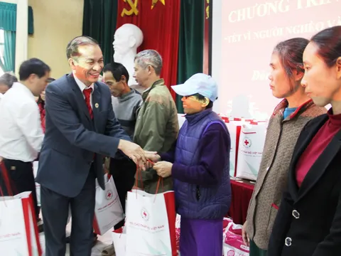 Hội Chữ thập đỏ Việt Nam tặng quà Tết cho người nghèo tại huyện Đông Anh