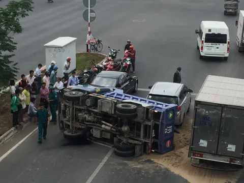 Xe tải lật ngửa, tài xế thoát chết