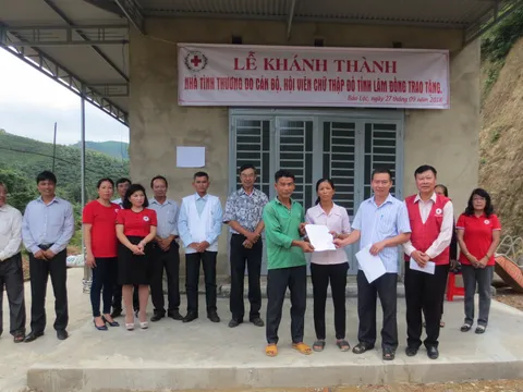 Hội Chữ thập đỏ Lâm Đồng bàn giao 2 căn nhà chữ thập đỏ