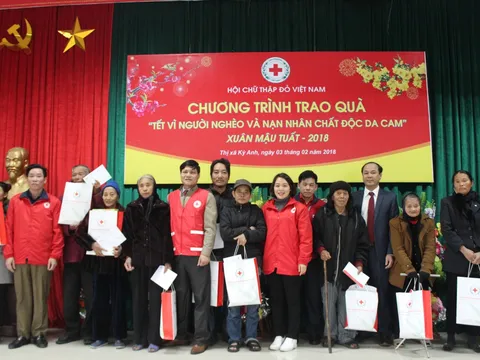 Bộ trưởng Bộ Y tế chăm lo Tết cho người nghèo Hà Tĩnh