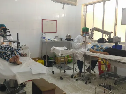 Mổ mắt đục thủy tinh thể miễn phí cho người cao tuổi