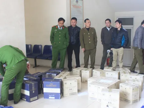 Bắt giữ xe tải chở hơn 800 chai rượu ngoại không rõ nguồn gốc