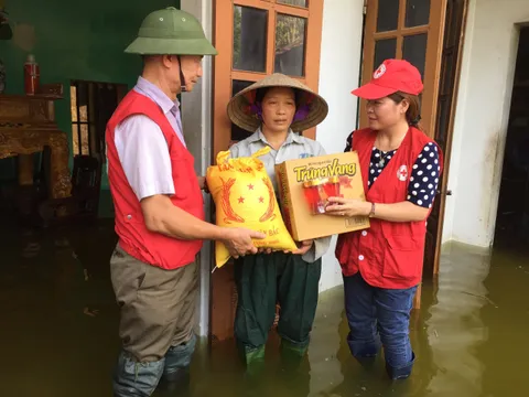 Hội Chữ thập đỏ TP.Hà Nội hỗ trợ 1.850 suất quà cho bà con rốn lũ Chương Mỹ