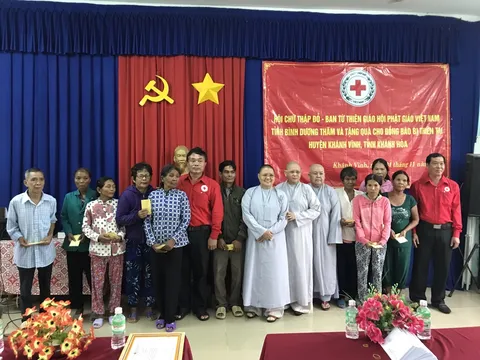 Thăm, tặng quà cho đồng bào bị thiên tai tỉnh Khánh Hòa