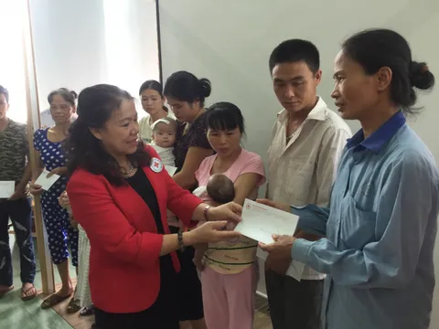 Hội Chữ thập đỏ Việt Nam trao quà cho các bệnh nhân nhi có hoàn cảnh khó khăn