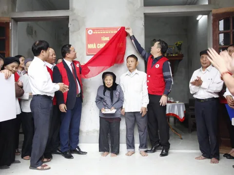 Hội Chữ thập đỏ Hà Nội bàn giao 13 nhà Chữ thập đỏ cho các gia đình khó khăn