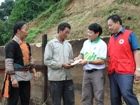 Cứu trợ đồng bào bị thiệt hại do mưa lũ tỉnh Lai Châu