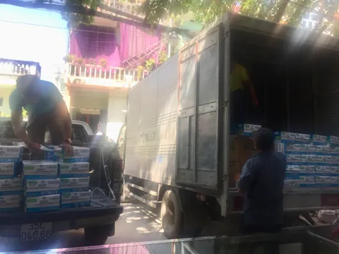 Báo Nhân đạo và Đời sống đến với bà con nghèo biên giới Quảng Bình