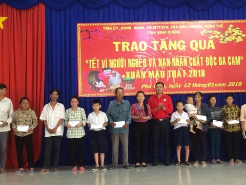 Bình Dương: Tặng 600 phần quà Tết cho các hộ nghèo