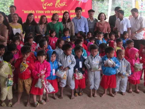 Trao quà Tết cho các em học sinh xã A Dơi
