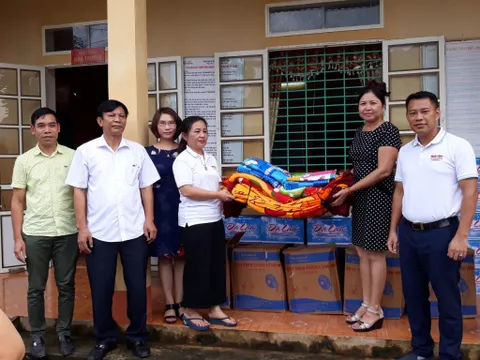 Báo điện tử Nhân đạo và Đời sống sẻ chia với các trường học huyện Bá Thước bị thiệt hại do mưa lũ