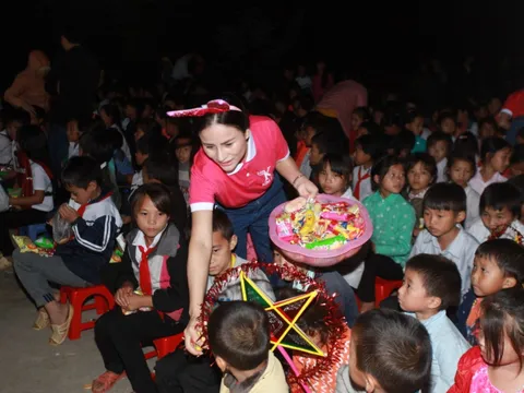 Mang vầng trăng yêu thương đến với trẻ em vùng cao