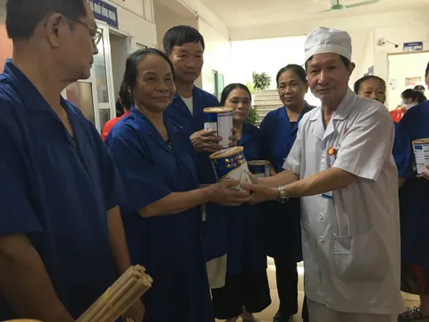 Tặng gần 500 suất quà cho người cao tuổi Hải Phòng