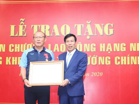 HLV Park Hang Seo nhận Huân chương lao động hạng Nhì