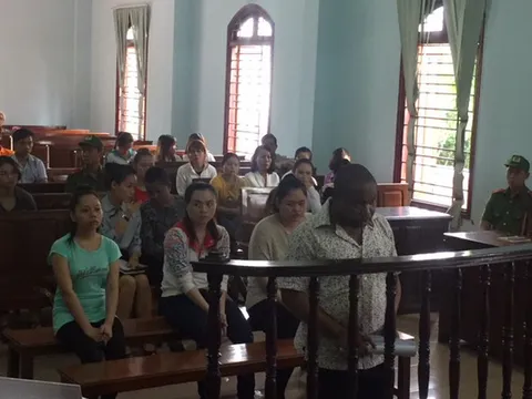 Ham nhận quà, hàng loạt phụ nữ Việt bị trai Tây lừa tiền tỉ