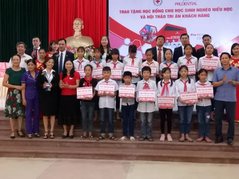 Tặng học bổng cho học sinh nghèo vượt khó tỉnh Thanh Hóa