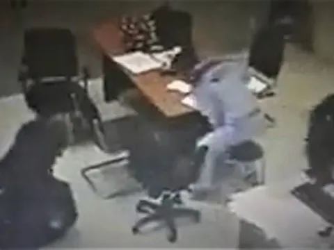 Kẻ bịt mặt dùng mã tấu cướp trạm thu phí Long Thành ngày mùng 3 Tết