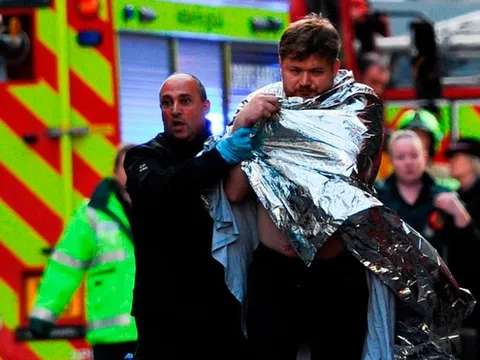 Kẻ đâm dao ở London đeo bom giả, người đi đường vẫn lao vào chiến đấu