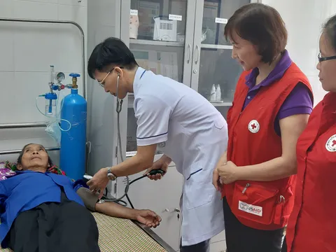 Khám bệnh cho 400 lượt người nghèo huyện Mai Châu - Hòa Bình