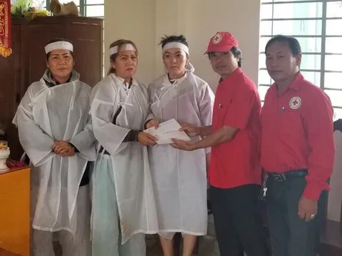 Hội Chữ thập đỏ Việt Nam cứu trợ các gia đình bị thiệt hại do mưa lũ tại Khánh Hòa