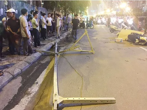 Khởi tố điều tra vụ thanh sắt rơi xuống đường khiến 2 người thương vong