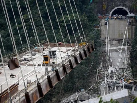 Khung cảnh như ngày tận thế sau vụ sập cầu cao tốc ở Italy