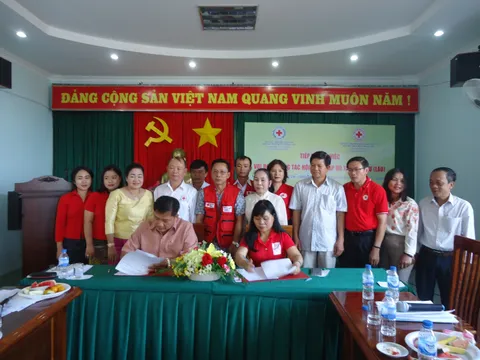 Hội Chữ thập đỏ tỉnh Kon Tum và tỉnh Attapeu (Lào) ký hợp tác nhân hoạt động nhân đạo