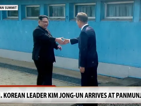 Ông Kim Jong Un đi bộ qua biên giới cho thượng đỉnh lịch sử