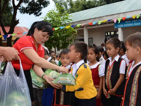 ‘Trung thu kết nối yêu thương’ cho trẻ em nghèo