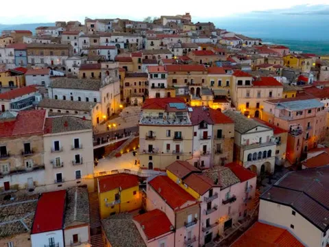 Lạ đời thị trấn ở Italia thưởng tiền để mời du khách tới sống