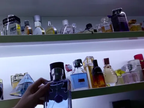 La liệt các loại nước hoa nổi tiếng "rẻ như bèo" công khai bày bán