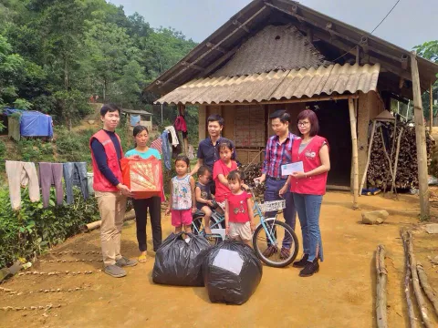 Tặng quà cho bà con nghèo xã Yên Phú