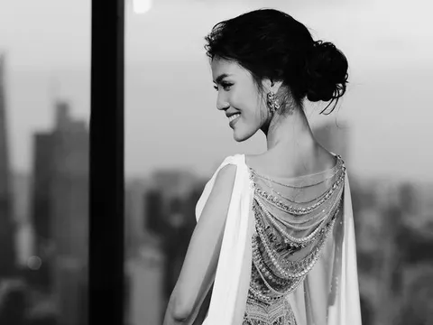 Cận cảnh váy cưới đính 10.000 viên đá Swarovski mà Lan Khuê sẽ diện trong tối nay